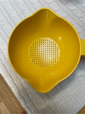 VTG Tupperware harvest gold 1 quart colander/strainer model number #1200
